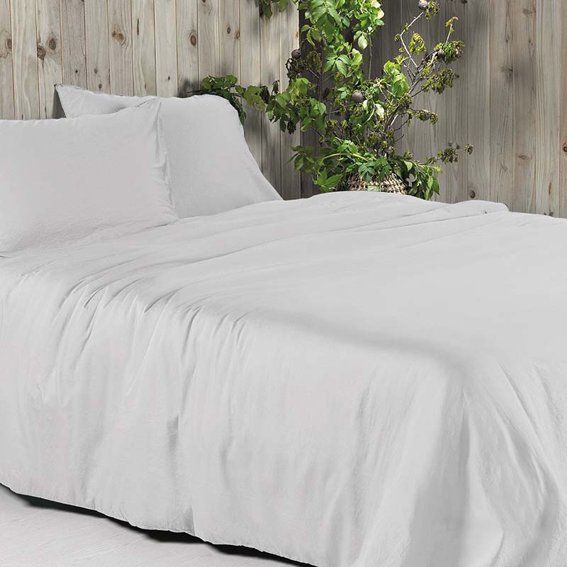 bed in kamer met wit dekbedovertrek in 240x220