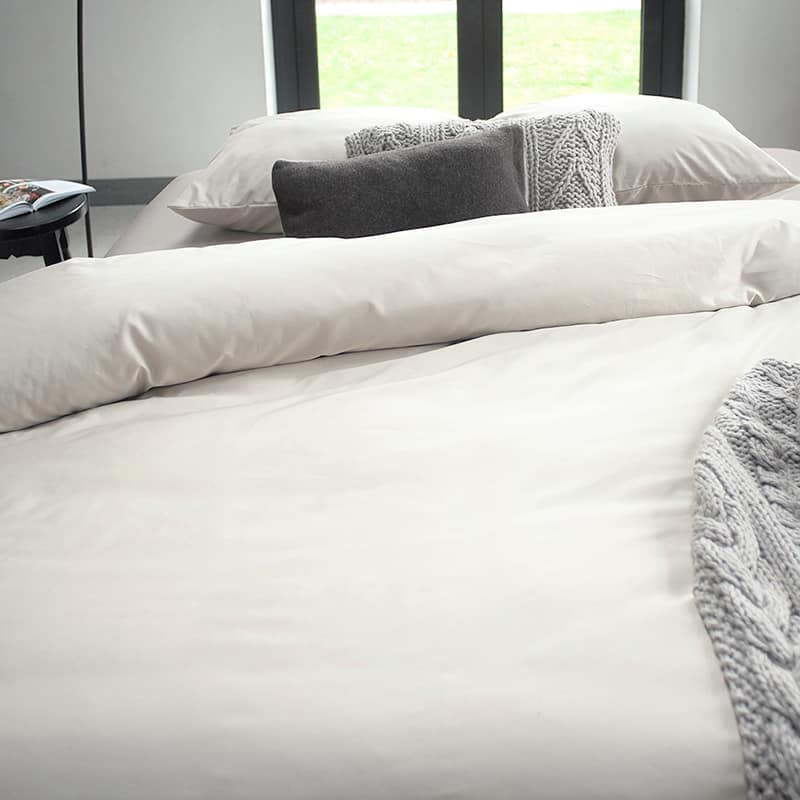 bed met wit hotelkwaliteit dekbedovertrek