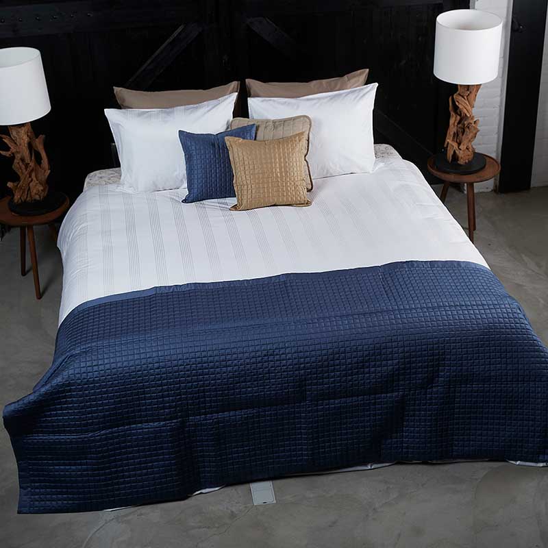 industriële kamer met hotel dekbedovertrek in wit