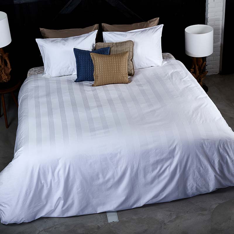 groot bed met hotelkwaliteit dekbedovertrek