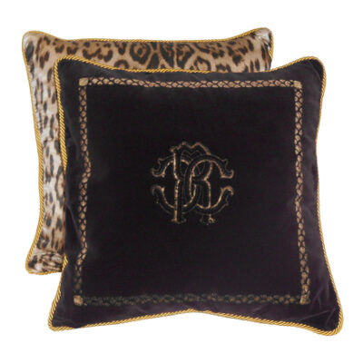 luxe sierkussens in zwart met roberto cavalli logo en luipaardprint