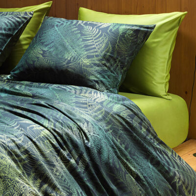 bed met groen laken en planten dekbedovertrek