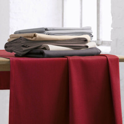 rood tafelkleed met jacquard streep