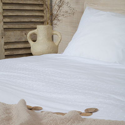 wit dekbedovertrek 240xx220 met beige bedsprei en vaas