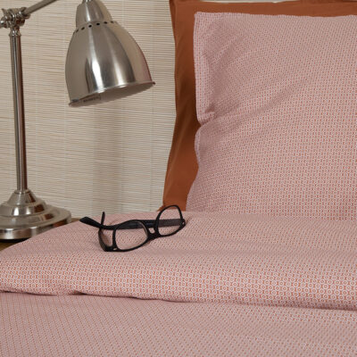 bed met dekbed en leesbril