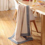 kamer met wollen plaid over stoel