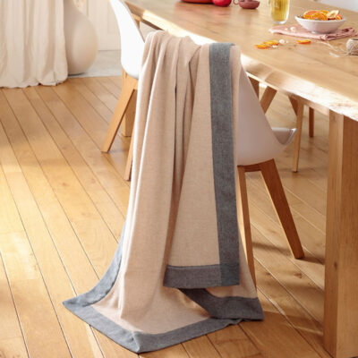 kamer met wollen plaid over stoel
