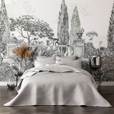 slaapkamer aangekleed met luxe bedsprei in de kleur zilver