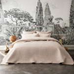 slaapkamer met bed en beige bedsprei