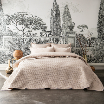 slaapkamer met bed en beige bedsprei