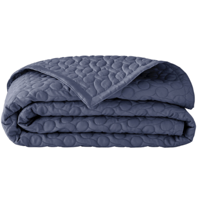 blauwe bedsprei opgevouwd