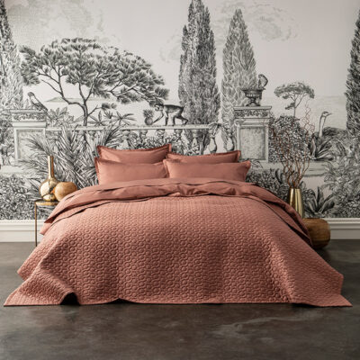 slaapkamer met behang in motief en luxe bedsprei 240x260 in terracotta