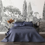 slaapkamer met marine bedsprei over bed