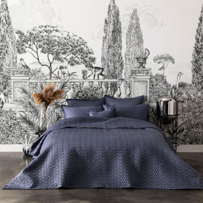 slaapkamer met marine bedsprei over bed