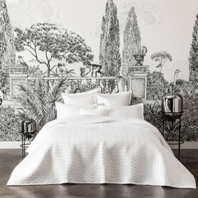 bed met witte bedsprei