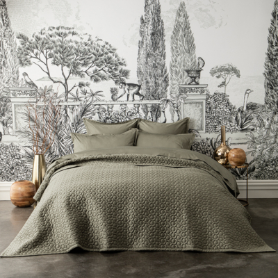 slaapkamer met zwart wit behang en kaki bedsprei