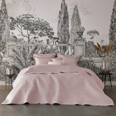 slaapkamer luxe bedspreien in roze en natuur behang in zwart wit