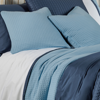 bed met wafel katoenen kussentjes
