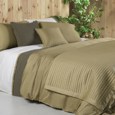opgemaakt bed met bronzen bedsprei gewatteerd