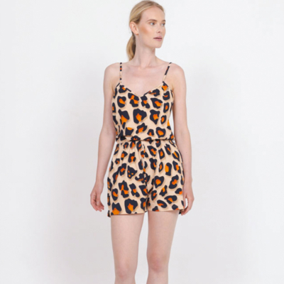 vrouw in panter outfit