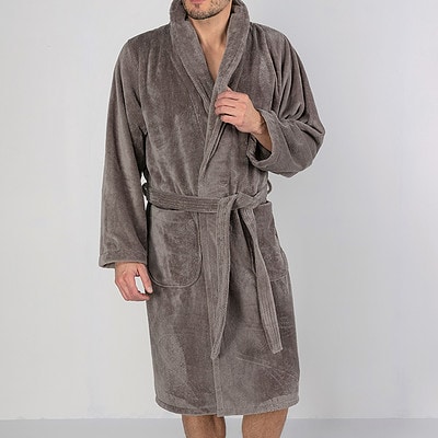man in heren badjas