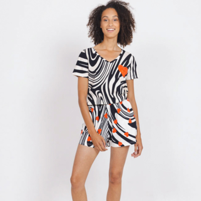 vrouw in zomerkleding