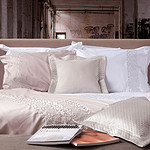 bed met luxe dekbedovertrekken en kussenslopen