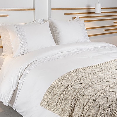 Wit dekbedovertrek 240×220 met beige plaid
