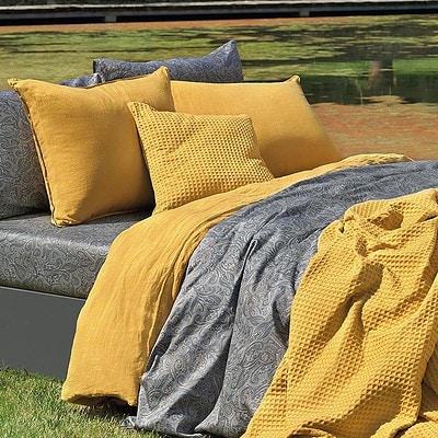 tuin met luxe dekbedovertrek in okergeel en paisley