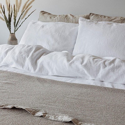 beige katoenen bedsprei met wit dekbedovertrek