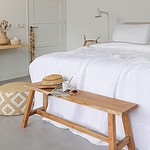 slaapkamer met witte linnen dekbedhoes