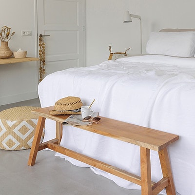 slaapkamer met witte linnen dekbedhoes