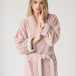 vrouw in roze badjas dames katoen