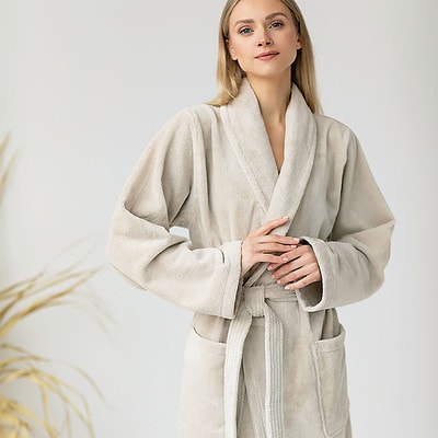 dame in badjas dames beige