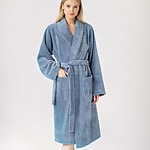 vrouw in dames badjas jeans