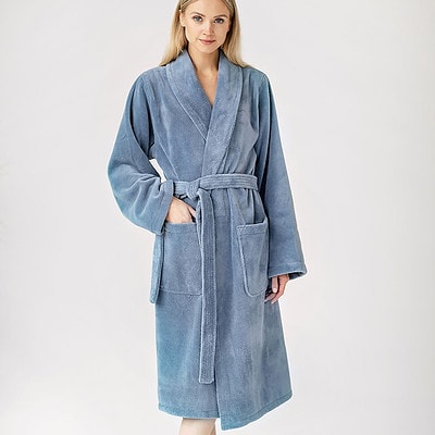 vrouw in dames badjas jeans