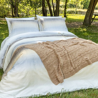 tuin met bed en luxe dekbedovertrek van katoen satijn