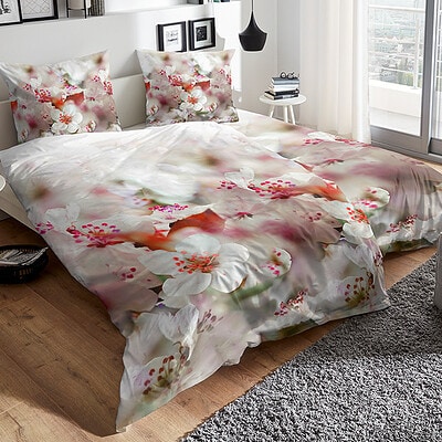 bed met dekbedovertrek bloesem