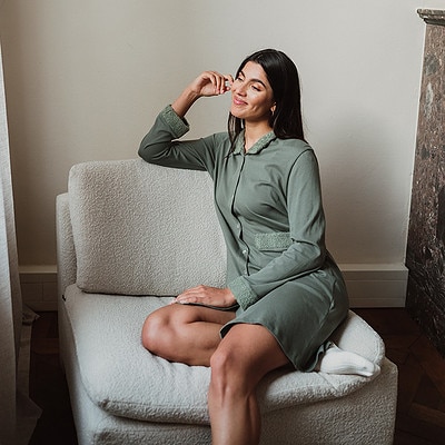 vrouw met salie groen nachtkleed
