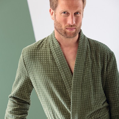 man in groene heren badjas badstof