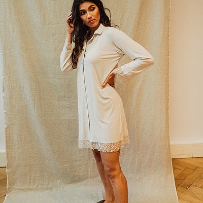 dame in beige doorknoop nachthemd met kant
