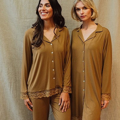 twee vrouwen in dames pyjama met knoopjes