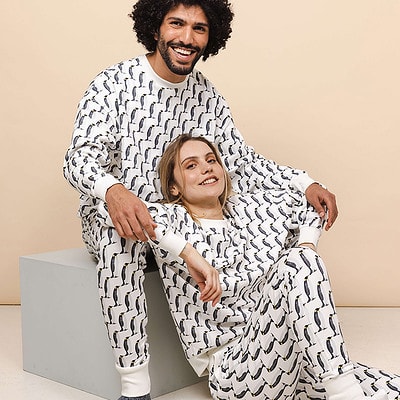 man en vrouw in pingiun outfit