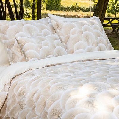 bed mooi opgemaakt van satijnen dekbedovertrek