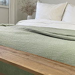 bedsprei groen en houten voetbank