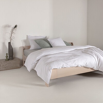 bed met crinkle katoenen dekbedovertrek in de kleur wit