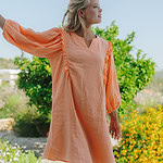 vrouw in oranje jurk alice et maman