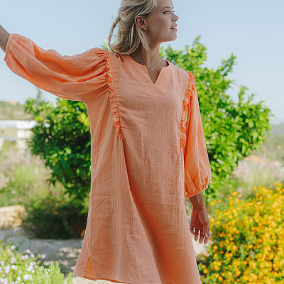 vrouw in oranje jurk alice et maman