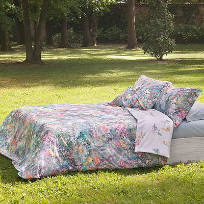 tuin met bed en kleurrijk dekbedovertrek luxe uitstraling