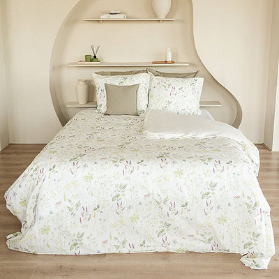slaapkamer met bed en ecru bloemen dekbedovertrek